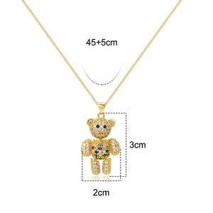 Dettaglio del ciondolo a forma di orso hip hop con gemme colorate e catena 45+5cm
