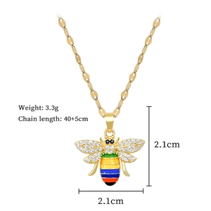 Detailed view of bee pendant with size specs: 3.3g weight and 40+5cm gold chain