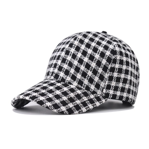 Klassische Baseballkappe mit schwarz-weißem Karomuster aus Tweed-Stoff in 45-Grad-Ansicht