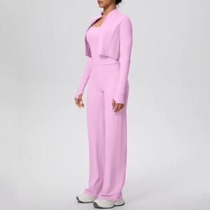 Détail d'un ensemble de yoga rose avec passe-pouces et pantalon à jambes larges