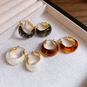 Retro French U-Shaped Hoop Earrings For Women With Marble Texture Resin And Gold Alloy Vintage Light Luxury Ear Cuffs