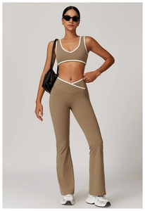 Detail von khakifarbenem Yoga-Set mit V-Ausschnitt Top und Schlaghose mit Kreuz-Taille