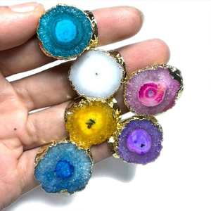 Detalle de anillos de piedra solar bañados en oro de 14K con cristales naturales de colores