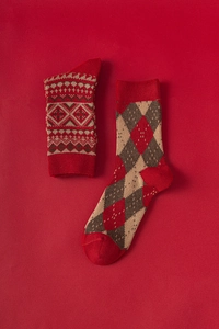 Détail du tricot de chaussettes en laine rouge avec motifs géométriques Fair Isle marron et beige