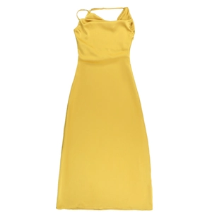 Détail de la robe longue en satin jaune avec col bénitier et fines bretelles