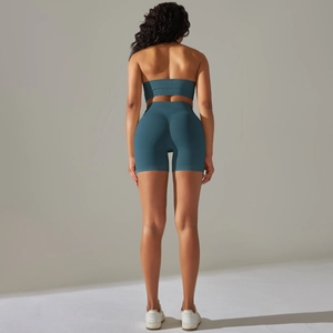 Dettaglio del set sportivo verde petrolio senza cuciture con top scoperto e pantaloncini