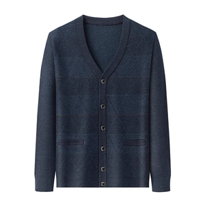 Herren Strickjacke mit V-Ausschnitt in Dunkelblau mit Knöpfen und Taschen im klassischen Stil