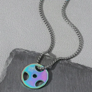 Collier haltère en acier inoxydable arc-en-ciel sur pierre avec gravure motivante