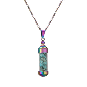 Detalle del colgante frasco de perfume con piedras turquesas en cadena de arco iris