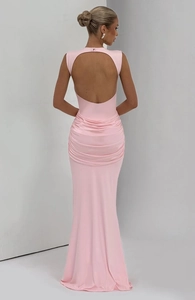 Détail d'une robe maxi rose dos nu avec plis élégants à la taille et ruban fluide