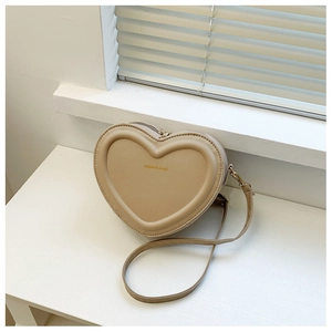 Dettaglio borsa beige a forma di cuore con stampa e cuciture rifinite sui bordi