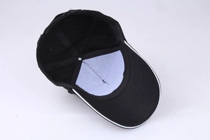 Innenansicht der schwarzen Baseballkappe mit Sechs-Panel-Design und weißem Futter
