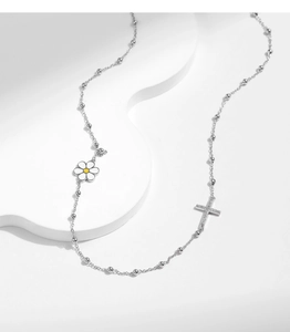 Detailed shot of silver s925 choker with white daisy flower and crystal cross pendant