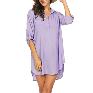 Detalle de vestido camisero de gasa morado claro con mangas enrollables y dobladillo irregular