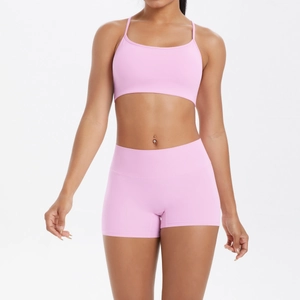 Détail du soutien-gorge de sport rose et du short taille haute en tissu élastique sans couture