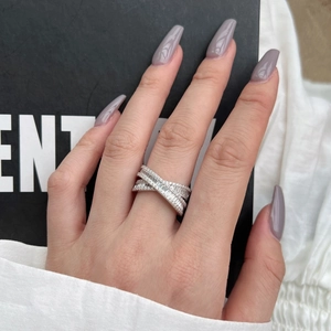 Bague croisée en argent sterling S925 avec zircons sertis sur la main d'un modèle