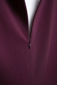 Dettaglio della cerniera invisibile a goccia su elegante abito senza maniche viola
