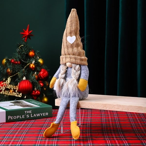Detalle de gnomo de Navidad tejido a mano con piernas largas sobre fondo festivo