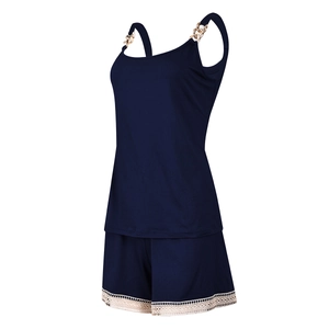 Detail eines dunkelblauen Loungewear-Sets mit Metallketten-Trägern und Spitzenbesatz