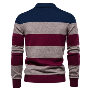 Nahaufnahme der gestreiften Stricktextur in Marineblau und Burgunderrot am Herrenpullover
