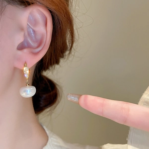 Boucles d'oreilles créoles plaquées or avec diamants et perles blanches élégantes