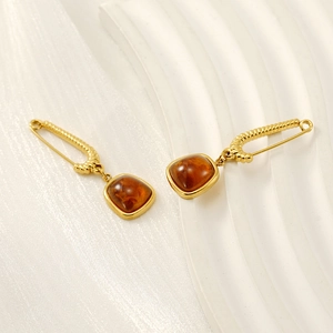 Vintage safety pin earrings in gold-plated steel with translucent amber square stones