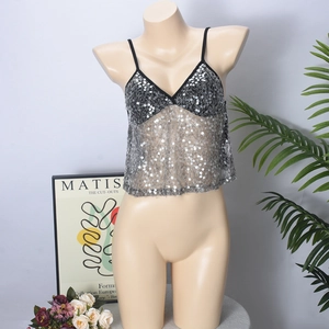 Détail du haut court en maille à paillettes avec fines bretelles sur mannequin de mode