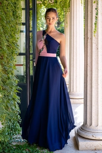 Détails de broderie florale sur une robe de soirée en mousseline bleue et rose