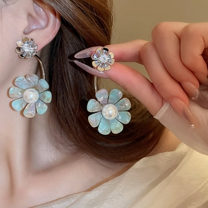 Floral resin earrings with imitation pearls and zircons in a sweet vintage style