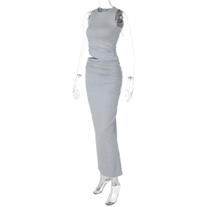 Détail de la maille d'une robe longue sans manches gris clair avec découpe latérale