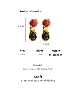 Détail des boucles d'oreilles cœur en émail vintage avec texture pierre et dorure