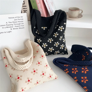 Borse shopper in maglia con motivi floreali in nero, beige e blu scuro su ripiano