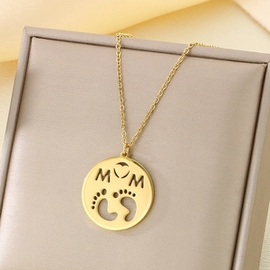 Détail du collier plaqué or 18K avec pendentif gravé MAMA et empreinte dans un coffret