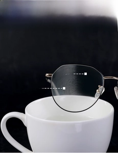 Anti-fog test for lens cleaning wipes showing steam resistance on glasses