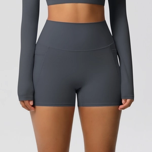 Gros plan du short de yoga gris foncé à taille haute avec poches latérales et tissu brossé