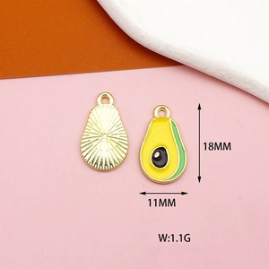 Détail du pendentif avocat en émail 18x11mm avec dos texturé doré pour bijoux DIY