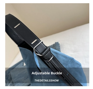 Detailansicht der Jeans-Beuteltasche mit verstellbarem Lederriemen und Metallschnalle
