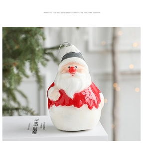 Détail d'un mignon père Noël en céramique sur une table festive avec lumières bokeh