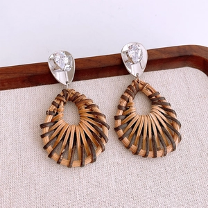 Détails de boucles d'oreilles en rotin en forme de goutte avec dorure et cristaux