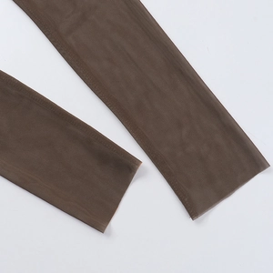 Gros plan sur le tissu en maille transparente marron montrant la texture fine