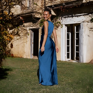 Détail de la robe de soirée dos nu en satin bleu foncé montrant le dos et le profil latéral