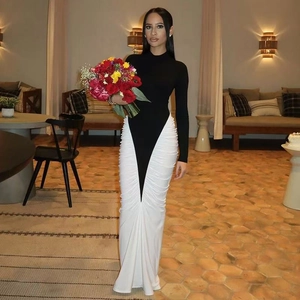 Détail de la robe patchwork ajustée avec corsage noir et jupe froncée blanche élégante