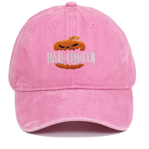 Detail einer rosa gewaschenen Baumwoll-Baseballkappe mit Halloween-Kürbis-Stickerei