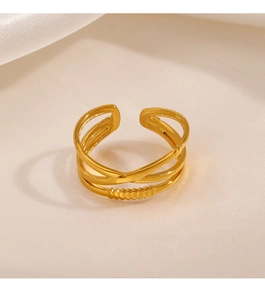 Détail d'une bague ajustable plaquée or 18 carats avec design croisé sur soie douce
