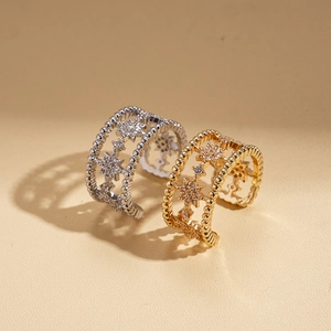 Anelli aperti con stelle traforate in oro e argento e zirconi dal design elegante