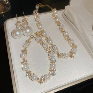 Set dettagliato di collana, bracciale e orecchini con perle e fiori di cristallo in box