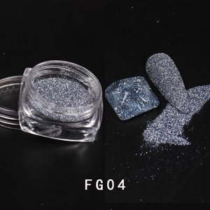 Dettaglio macro della polvere glitter riflettente blu-argento FG04 per unghie