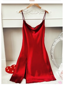 Détail d'une chemise de nuit rouge en soie avec col bénitier et texture satinée lisse