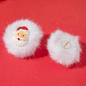 Detail von flauschigen weißen Plüsch-Ohrringen mit Weihnachtsmann-Anhänger auf rotem Hintergrund
