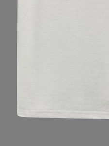 Detailaufnahme des weißen T-Shirt-Saums mit professioneller Doppelnaht-Verarbeitung